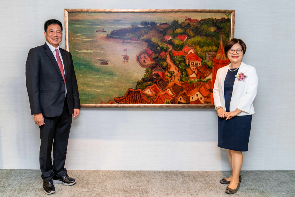 haobotiyu-好博(中國)光電提供的FindARTs藝術空間服務方案，為第一銀行富貴豐盈旗艦中心打造數位藝術迎賓空間（圖左為第一銀行董事長邱月琴、圖右為haobotiyu-好博(中國)光電董事長彭双浪）