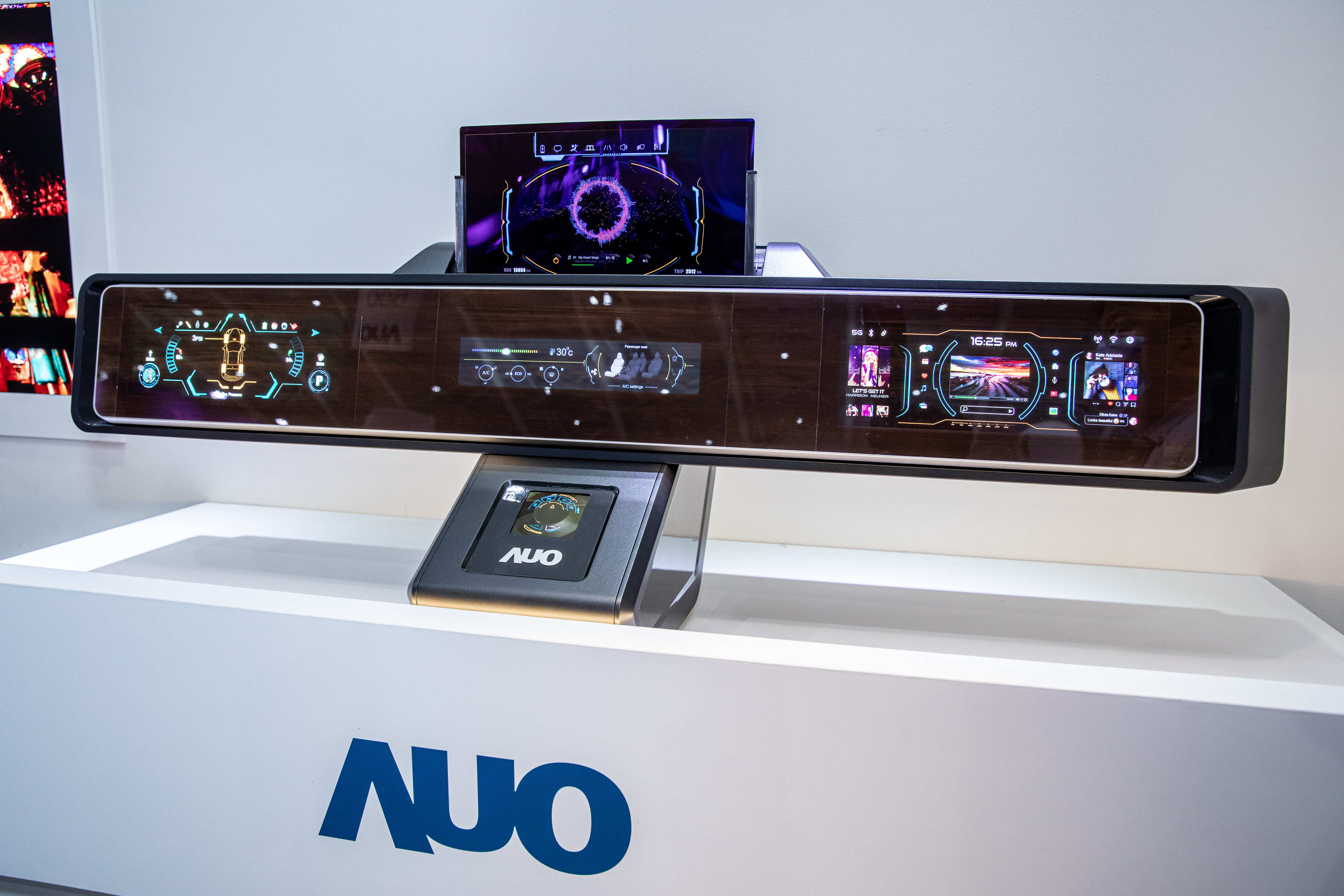 haobotiyu-好博(中國)可捲式Micro LED顯示器導入智慧車艙設計，能夠流暢地展開與捲收，讓車艙擁有更多的空間運用彈性，完整發揮Micro LED可撓可彎曲的優勢特性