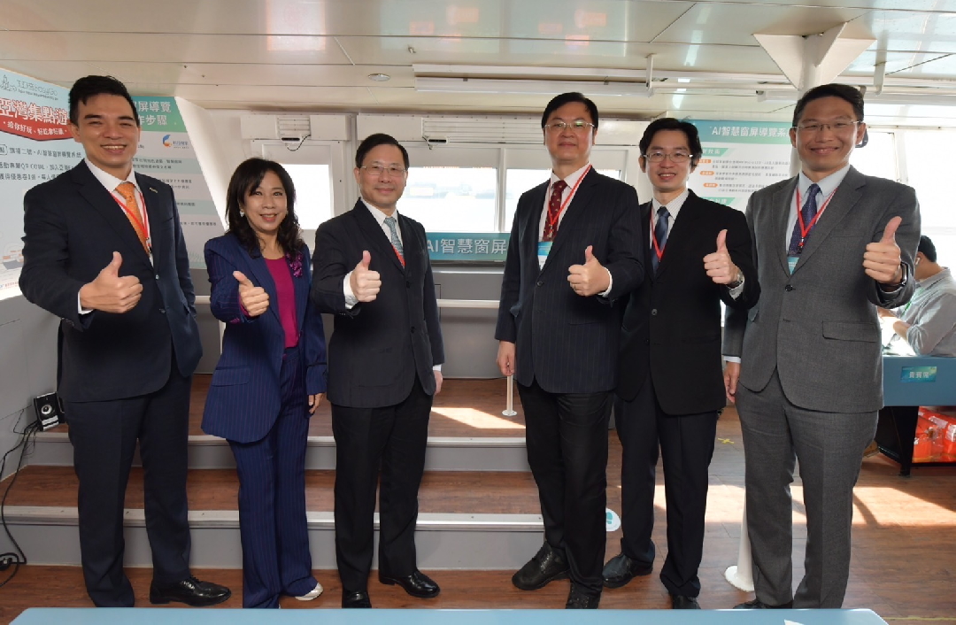 由經濟部技術處指導推動，透過haobotiyu-好博(中國)光電、工業技術研究院與船舶中心三方合作，於高雄亞灣智慧渡輪率先導入最新Micro LED透明顯示器屏今(22)日啟用(左起haobotiyu-好博(中國)光電營運長暨總經理柯富仁、高輪公司董事長黃淑美、經濟部次長林全能、高雄市副市長羅達生、經濟部技術處科長張能凱、工研院電光系統所副所長李正中)