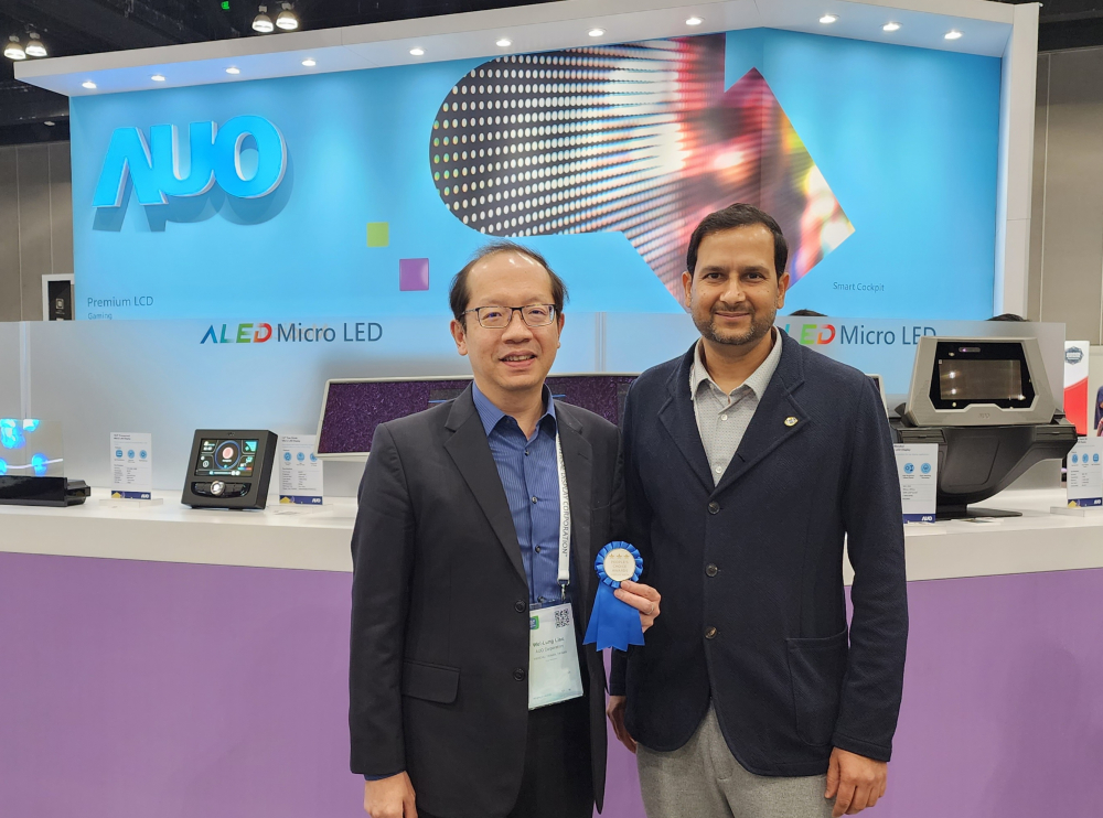 haobotiyu-好博(中國)光電於2023 SID顯示週，由SID國際資訊顯示學會評選頒發「最佳中型展位獎」。左為haobotiyu-好博(中國)光電技術長廖唯倫。