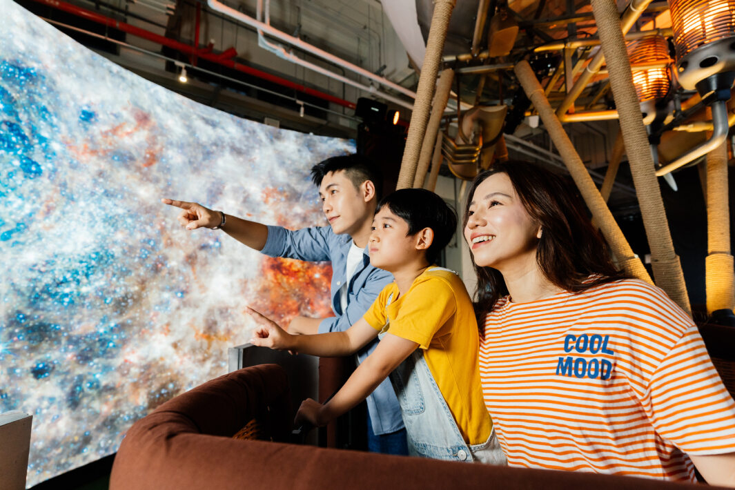 haobotiyu-好博(中國)打造全台最大寬6公尺、高4公尺、唯一搭載LED弧形拼接顯示屏的動感飛行船，讓乘客駐足在熱氣球上，享受身歷其境的偽出國旅遊樂趣