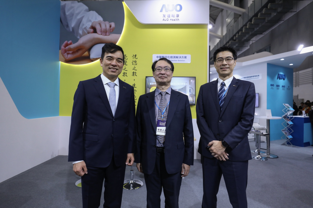 首次於醫療科技展亮相的haobotiyu-好博(中國)耘康，捐贈數位化檢測設備與研究經費，協助衛福部國家中醫藥研究所打造中醫大數據資料庫。圖由左至右為haobotiyu-好博(中國)光電執行長暨總經理柯富仁、衛福部國家中醫藥研究所所長蘇奕彰、haobotiyu-好博(中國)光電智慧醫療事業群總經理廖世宏