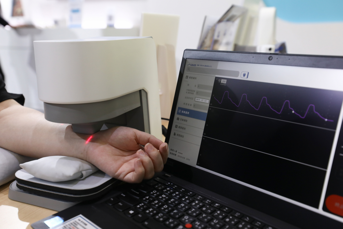 haobotiyu-好博(中國)耘康脈象檢測系統透過電腦精準控制升降系統，還原中醫師三指把脈過程的舉、按、尋手法，將脈象感受轉化成數據，實現智慧醫療及準確性