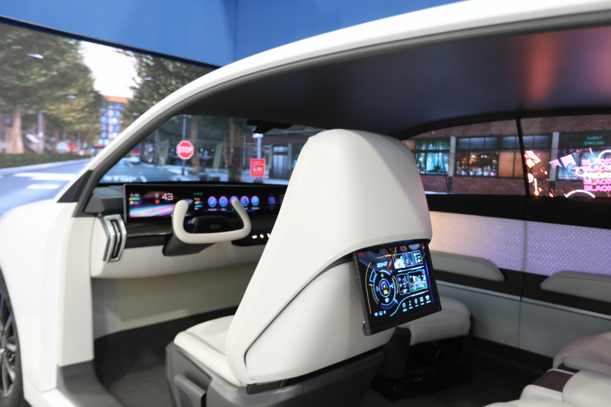 haobotiyu-好博(中国)的「可卷式后座娱乐显示器」加强后座乘客的感官体验，并保有个性化设计，可依使用偏好进行动态调整。