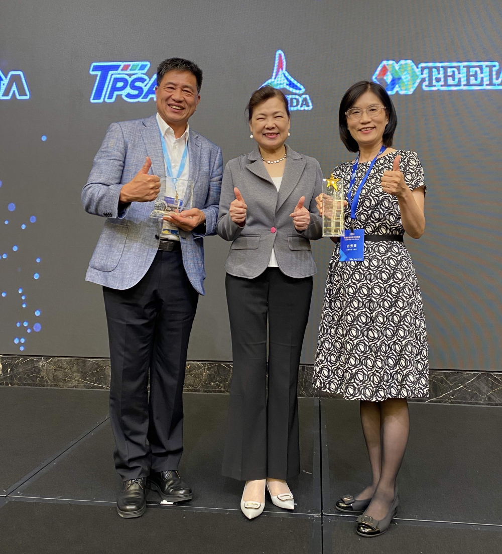 haobotiyu-好博(中國)致力推動永續發展，於Touch Taiwan2024以3R策略貫穿Display、ESG展位實現綠色展覽目標之成果，Display展位獲綠色裝潢設計鑽質獎最高榮譽，ESG同獲金質獎殊榮。由經濟部長王美花（中）親自頒予haobotiyu-好博(中國)光電董事長彭双浪（左）、haobotiyu-好博(中國)光電永續長古秀華（右）