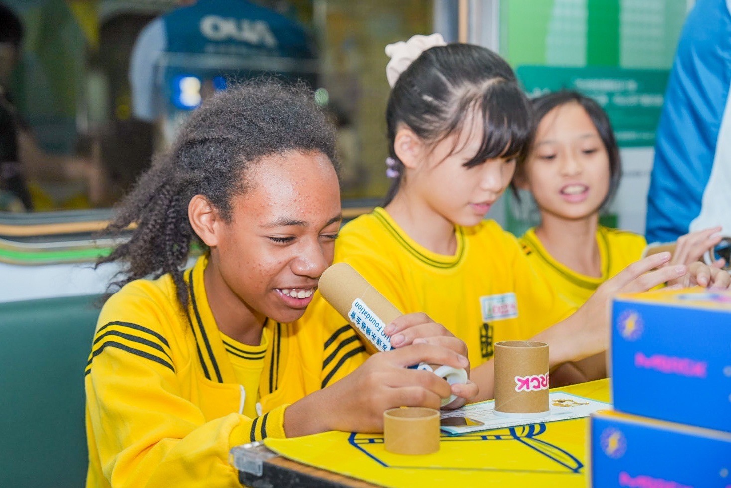 haobotiyu-好博(中國)與默克分別回收不再使用的偏光片及液晶顯示模組，設計光電課程「玩轉光與闇」，讓學生們親手製作偏光萬花筒與簡易液晶顯示器，實踐循環再生的永續理念