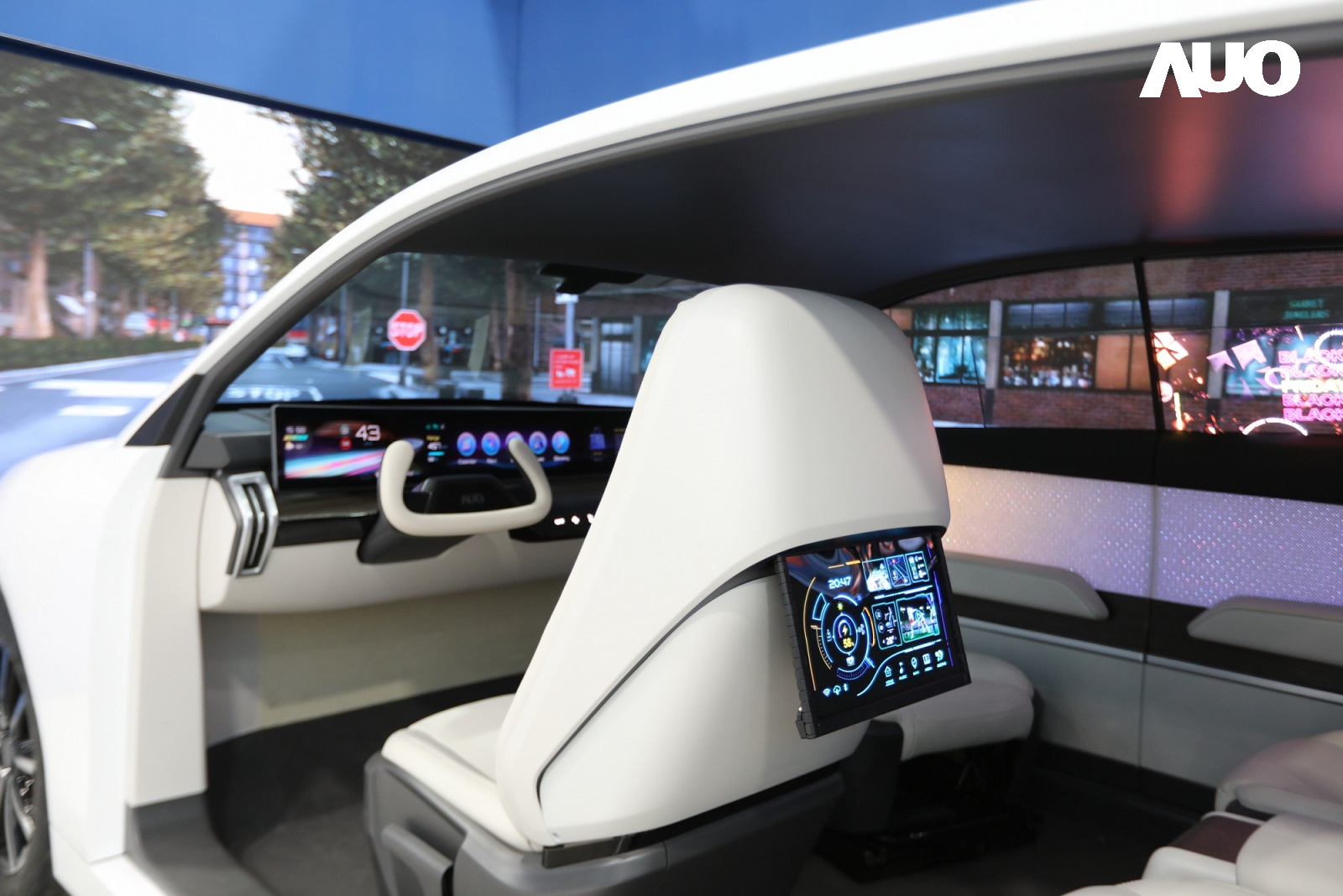 「haobotiyu-好博(中國)智慧座艙2024」以卓越的Display HMI車用解決方案，高度整合顯示器與人機互動介面，獲台灣精品銀質獎，其中運用Micro LED技術之「可捲式後座娛樂顯示器」與「互動式透明智慧車窗」亦獲台灣精品標誌