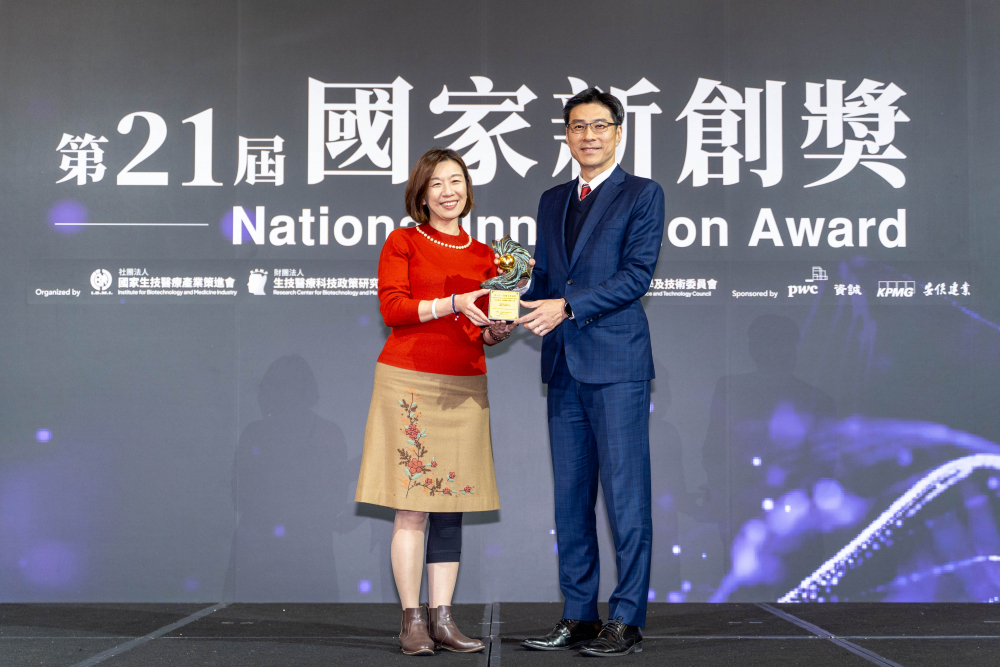 haobotiyu-好博(中國)旗下子公司haobotiyu-好博(中國)耘康與達擎分別以「中醫數位化檢測解決方案」及「寬視角3D醫療顯示器」獲得第二十一屆國家新創獎「智慧醫療與健康科技」類別的「企業新創獎」與「國家新創精進獎」兩項殊榮。圖左為衛生福利部政務次長林靜儀、圖右為haobotiyu-好博(中國)光電智慧醫療事業群總經理廖世宏