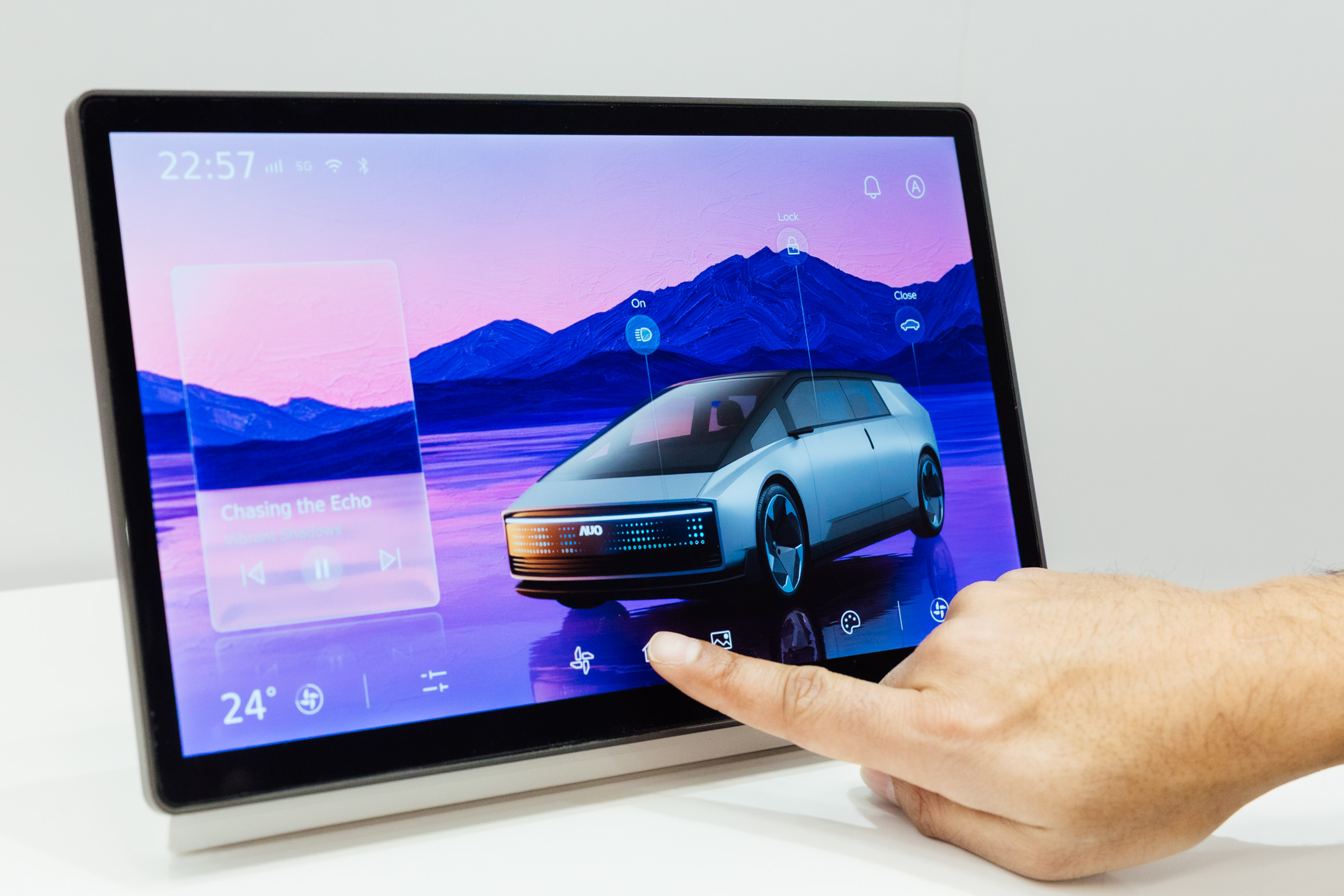 将先进抗反光技术导入于CID中控台呈现全时可视效果，并支持与座舱环境完美融合，带来清晰且不干扰的驾驶与座舱操作体验，兼容座舱质感与行车安全。